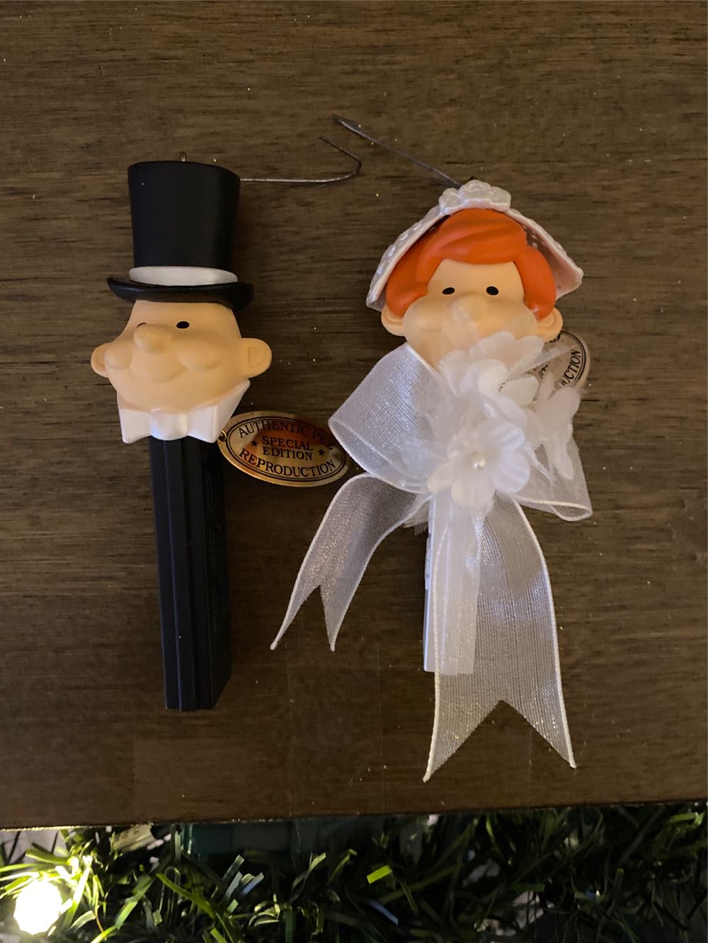 Ornament Carlton Cards - Bride And Groom - Christmas Ornaments pez collectible [Barcode 018100722807] - Main Image 2