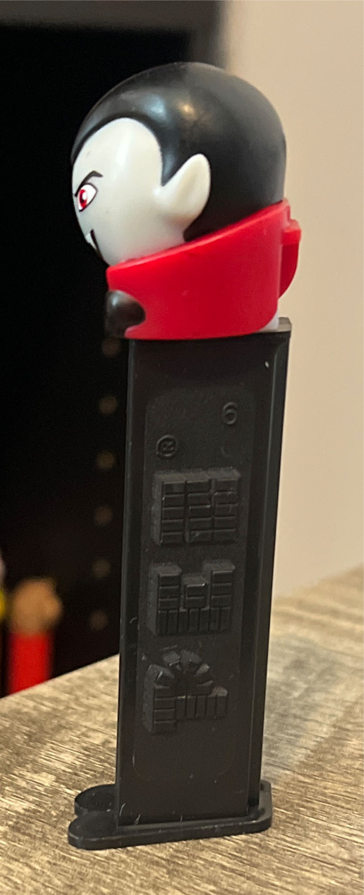 Halloween-Young Vampire - Halloween pez collectible [Barcode 073621093034] - Main Image 4