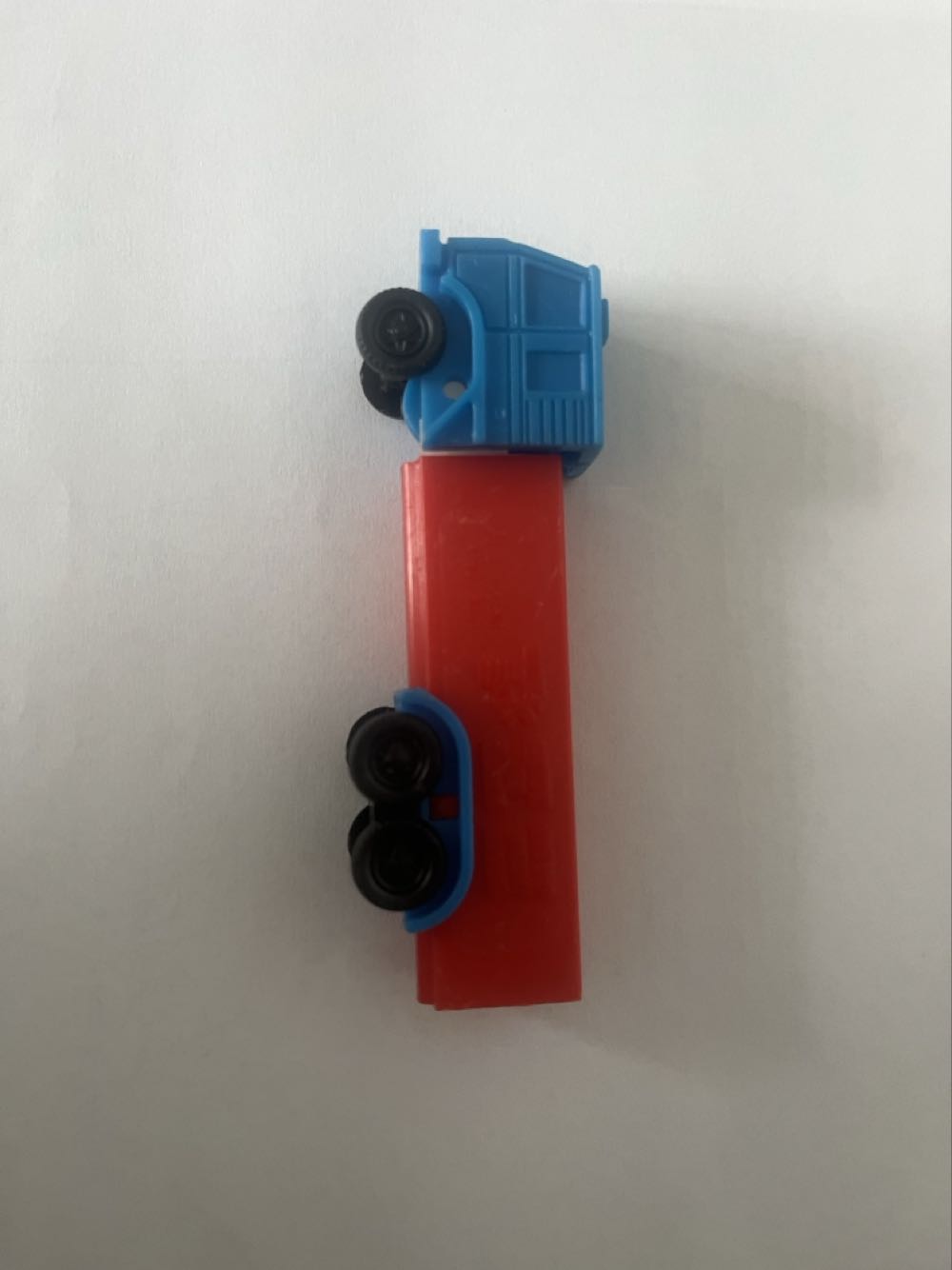 Truck Red & Blue - Semi Trucks pez collectible [Barcode 073621090026] - Main Image 2