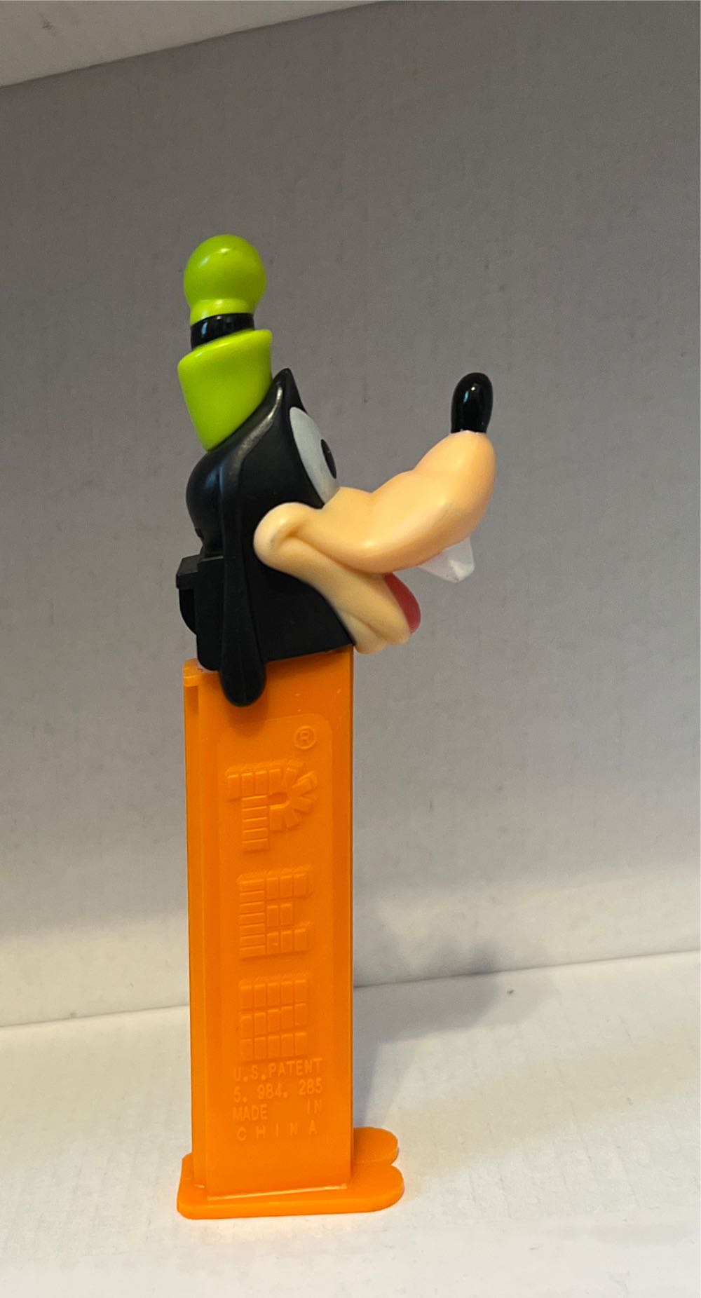 Goofy E (7.5 China) - Disney Classic pez collectible [Barcode 073621494442] - Main Image 3