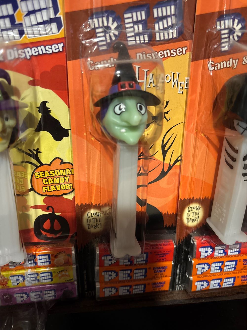 Halloween - Witch Glow In Dark Stem - Halloween pez collectible [Barcode 073621093034] - Main Image 2