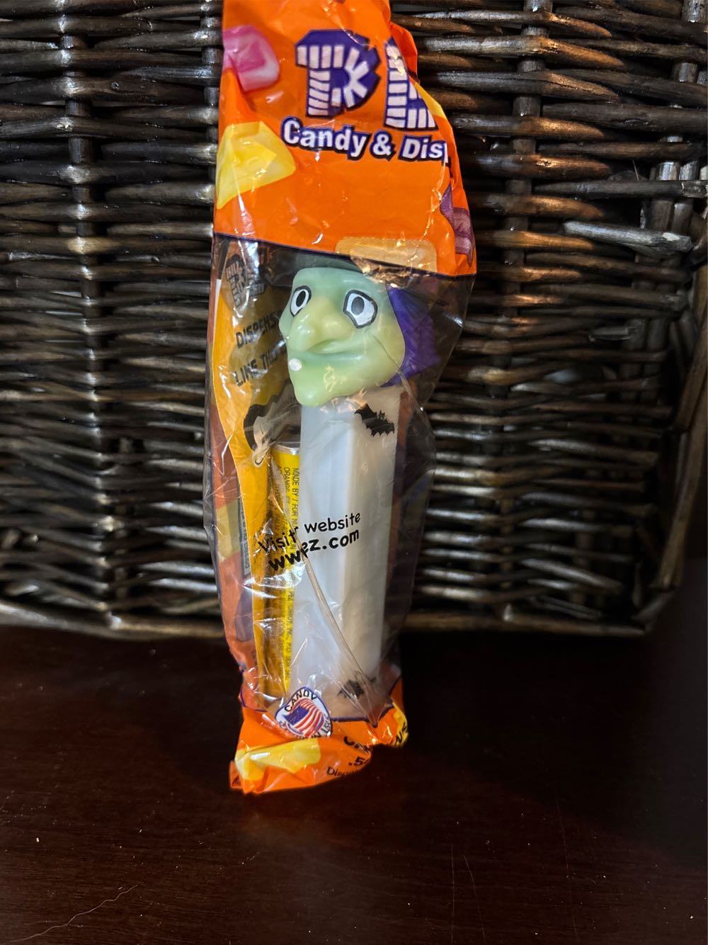 Halloween - Witch Glow In Dark Stem - Halloween pez collectible [Barcode 073621093034] - Main Image 3