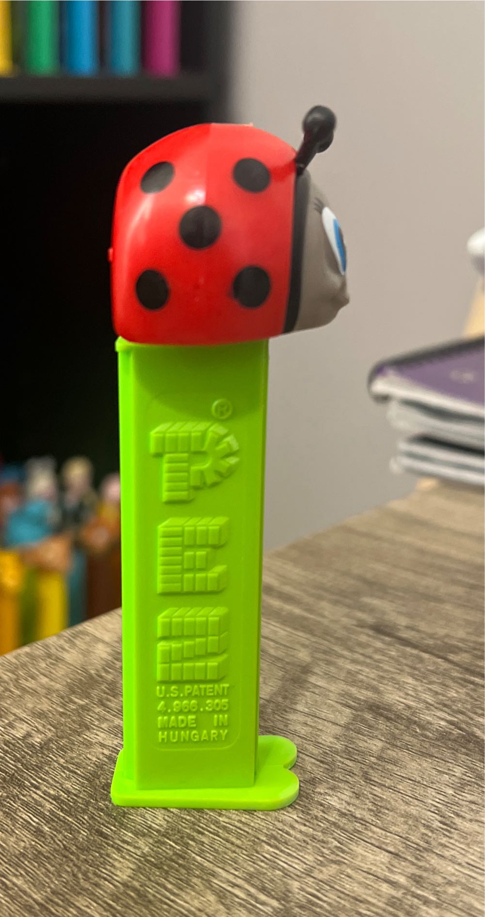 Lady Bug *** - Bugz pez collectible [Barcode 073621090026] - Main Image 2