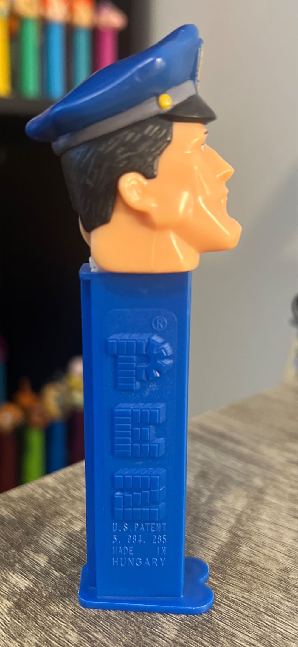 Policeman - Emergency Heroes pez collectible [Barcode 073621090033] - Main Image 2