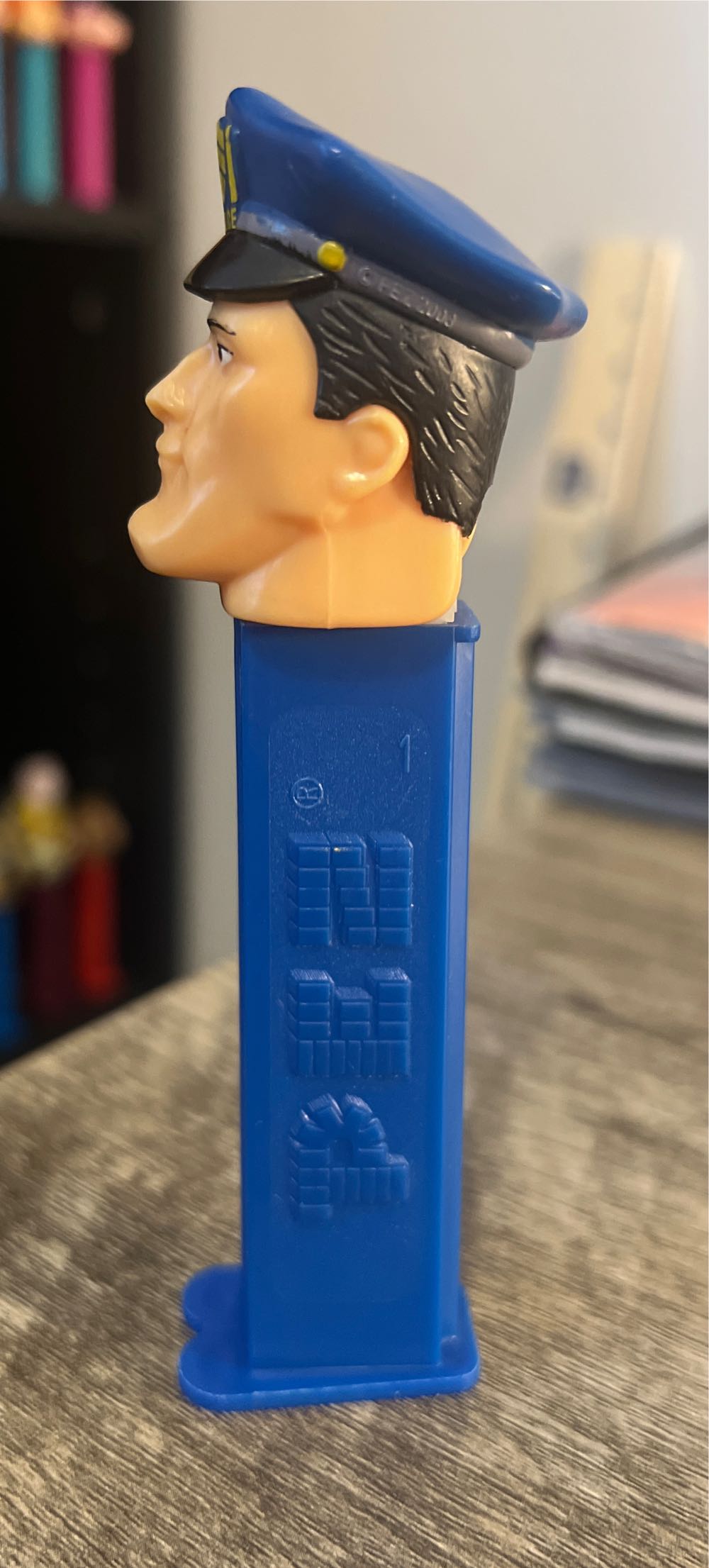 Policeman - Emergency Heroes pez collectible [Barcode 073621090033] - Main Image 3