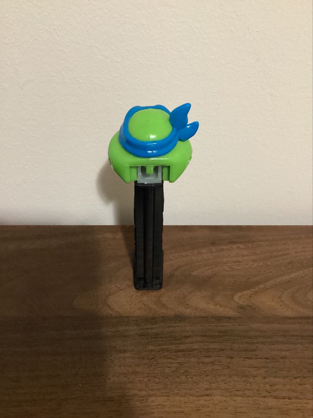 TMNT A - Leonardo A Happy Black  - Books & Comics pez collectible - Main Image 2