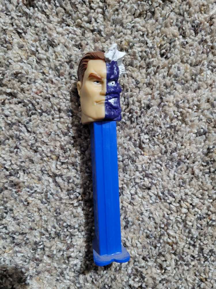 Batman - Two Face - DC Superheroes & Villains pez collectible [Barcode 073621005082] - Main Image 2