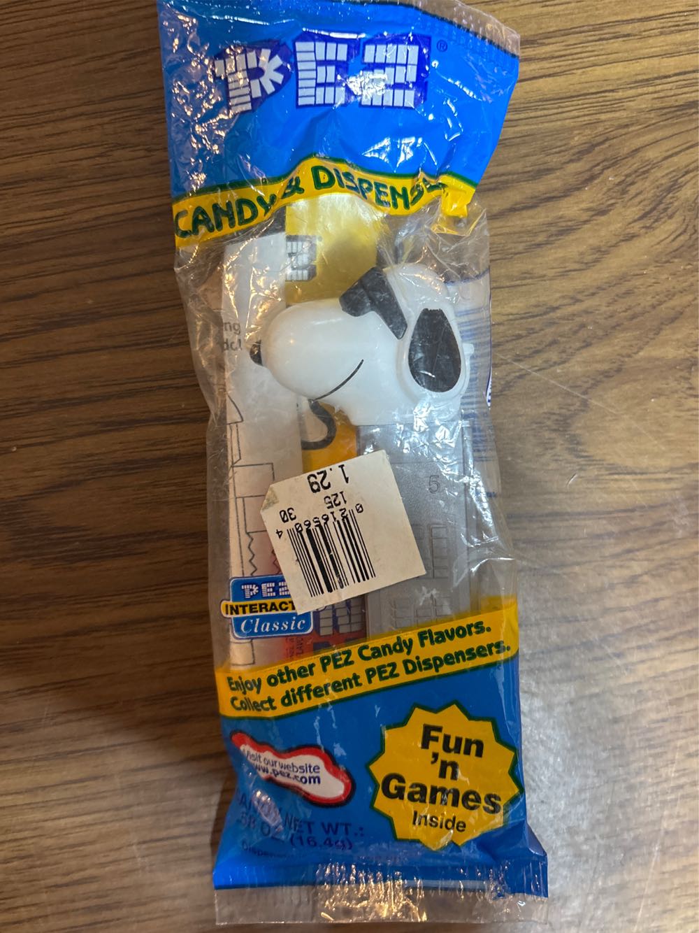 Peanuts - Snoopy Joe Cool  pez collectible - Main Image 2