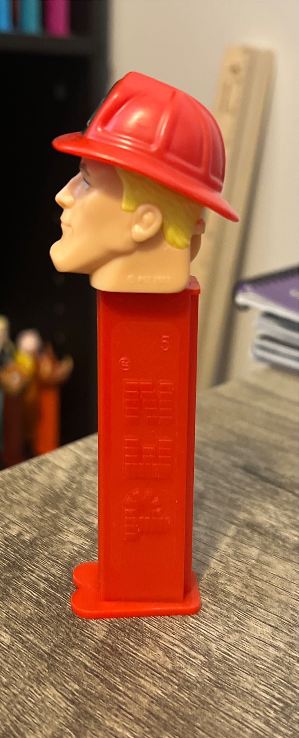 Fireman - Emergency Heroes pez collectible [Barcode 073621008670] - Main Image 4