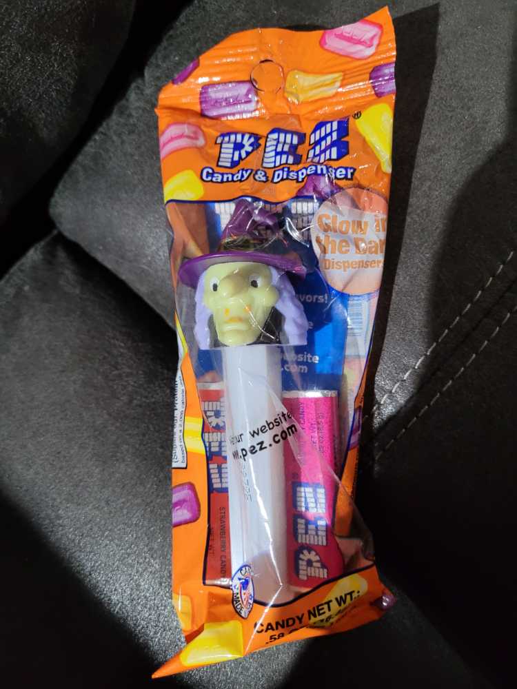 Halloween - Glow In The Dark Witch  pez collectible [Barcode 073621093034] - Main Image 2
