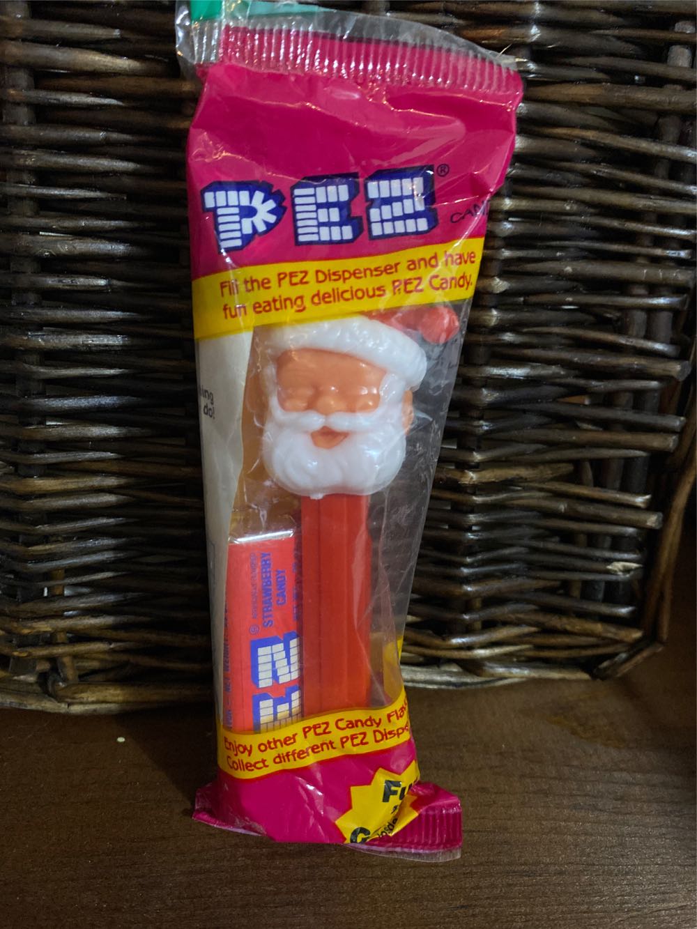 Christmas - Santa C (closed Eyes) - Vintage pez collectible - Main Image 3