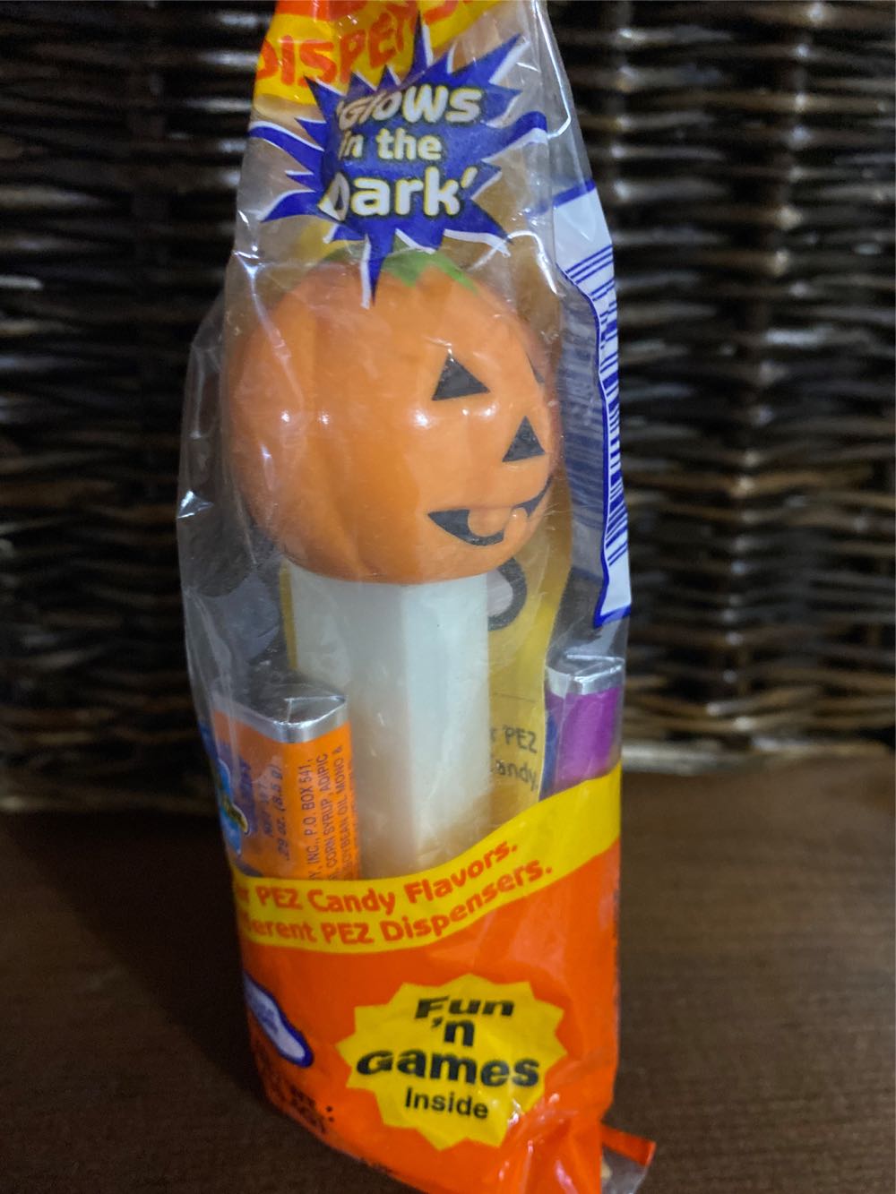 Halloween - Glow In The Dark Jack O Lantern - Halloween pez collectible - Main Image 2