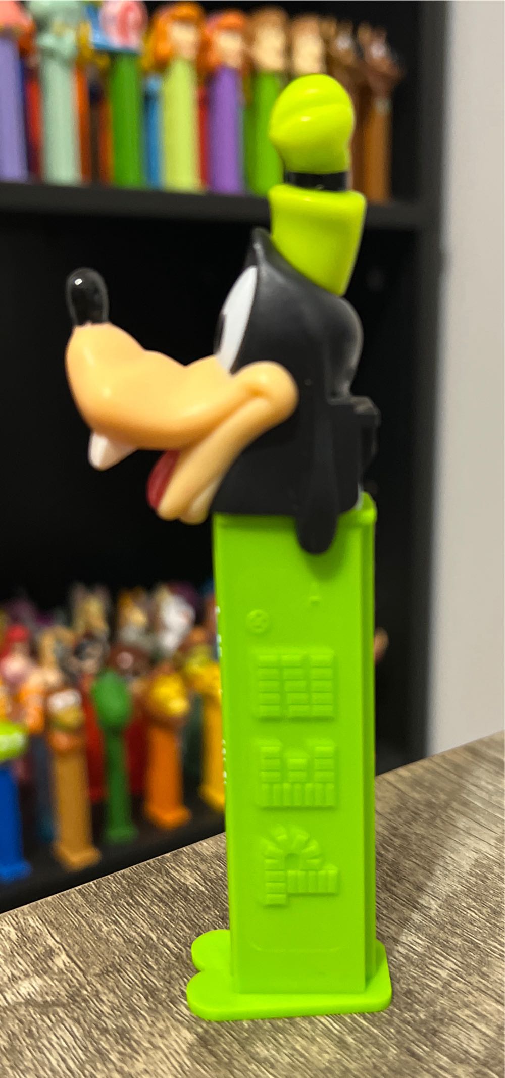 Goofy E - Disney Parks pez collectible - Main Image 4