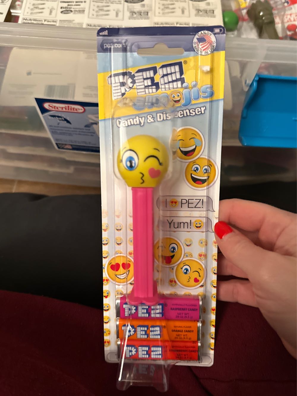 Emoji - Kissing - Holidays - Valentine’s Day pez collectible [Barcode 073621096851] - Main Image 3