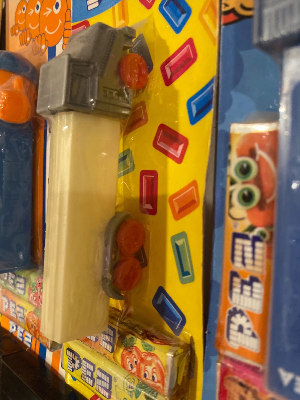 Glow In Dark - Truck - Bonbon pez collectible - Main Image 2