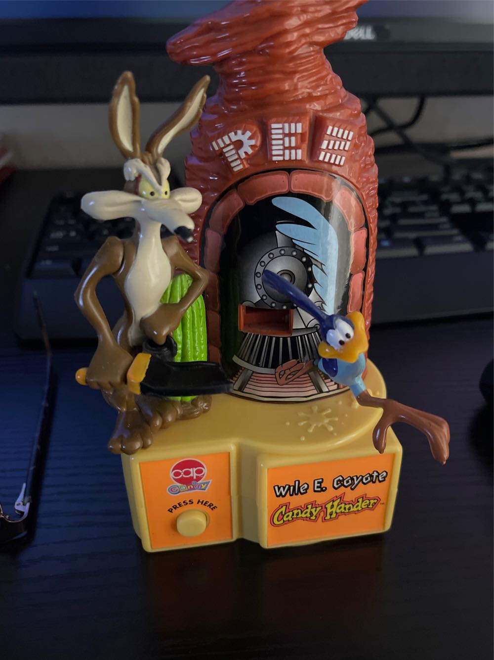 Candy Hander - Wile E Coyote - Candy Hander pez collectible - Main Image 2