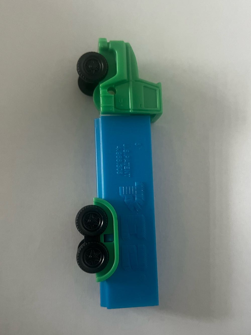 Truck Blue & Red - Semi Trucks pez collectible [Barcode 073621090033] - Main Image 2