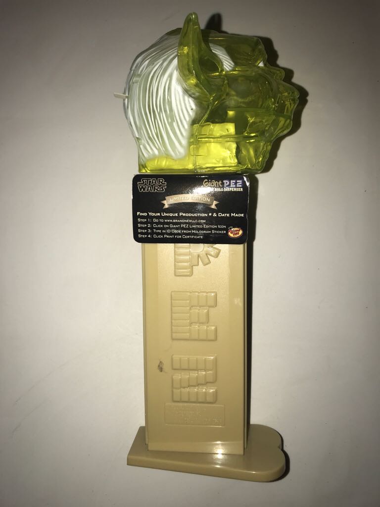 Yoda - ⍰ Giant pez collectible - Main Image 2