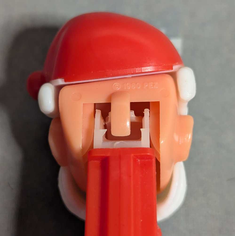Christmas - Santa D - Holiday pez collectible - Main Image 3