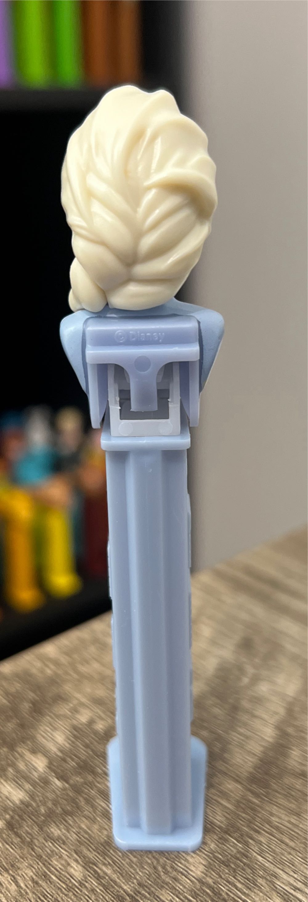 Elsa B (Dark Shirt) (Dark Sleeves) - Frozen pez collectible - Main Image 3