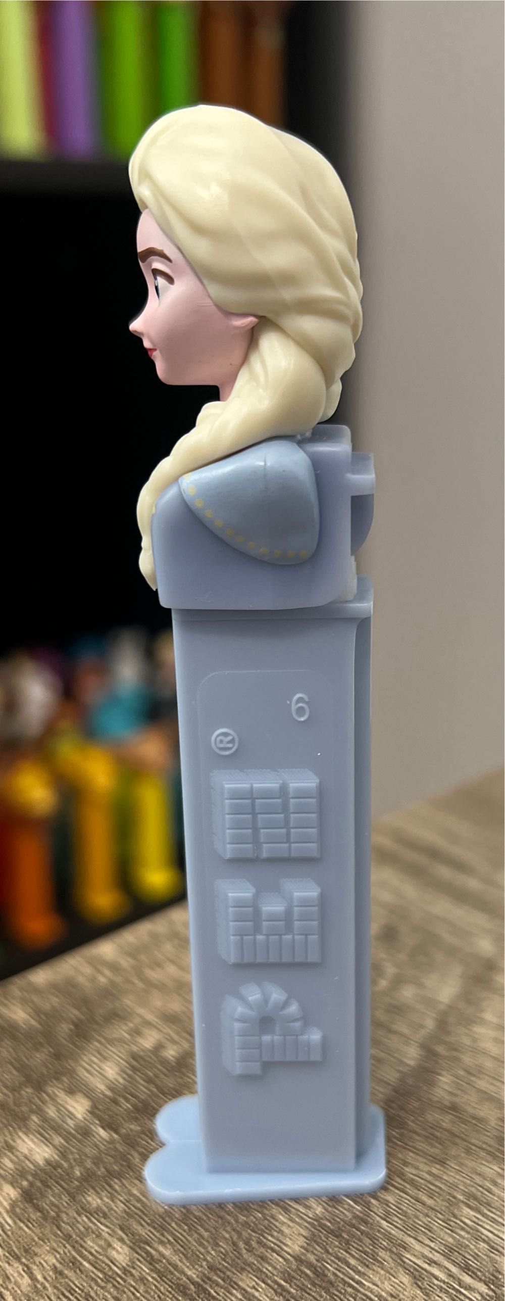 Elsa B (Dark Shirt) (Dark Sleeves) - Frozen pez collectible - Main Image 4
