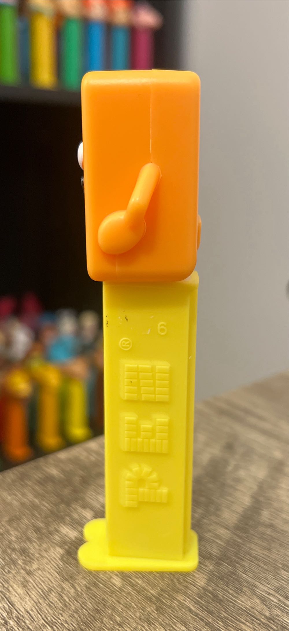 Mascot - Sour Pineapple - Limited Edition pez collectible [Barcode 073621061910] - Main Image 4