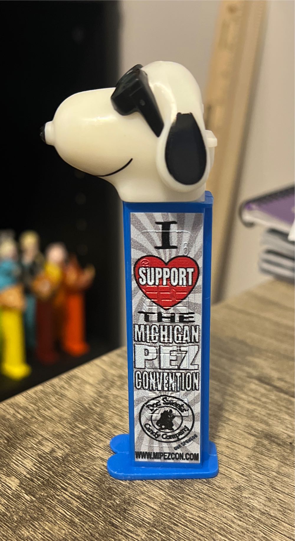 Joe Cool (Snoopy) - PEANUTS pez collectible - Main Image 2