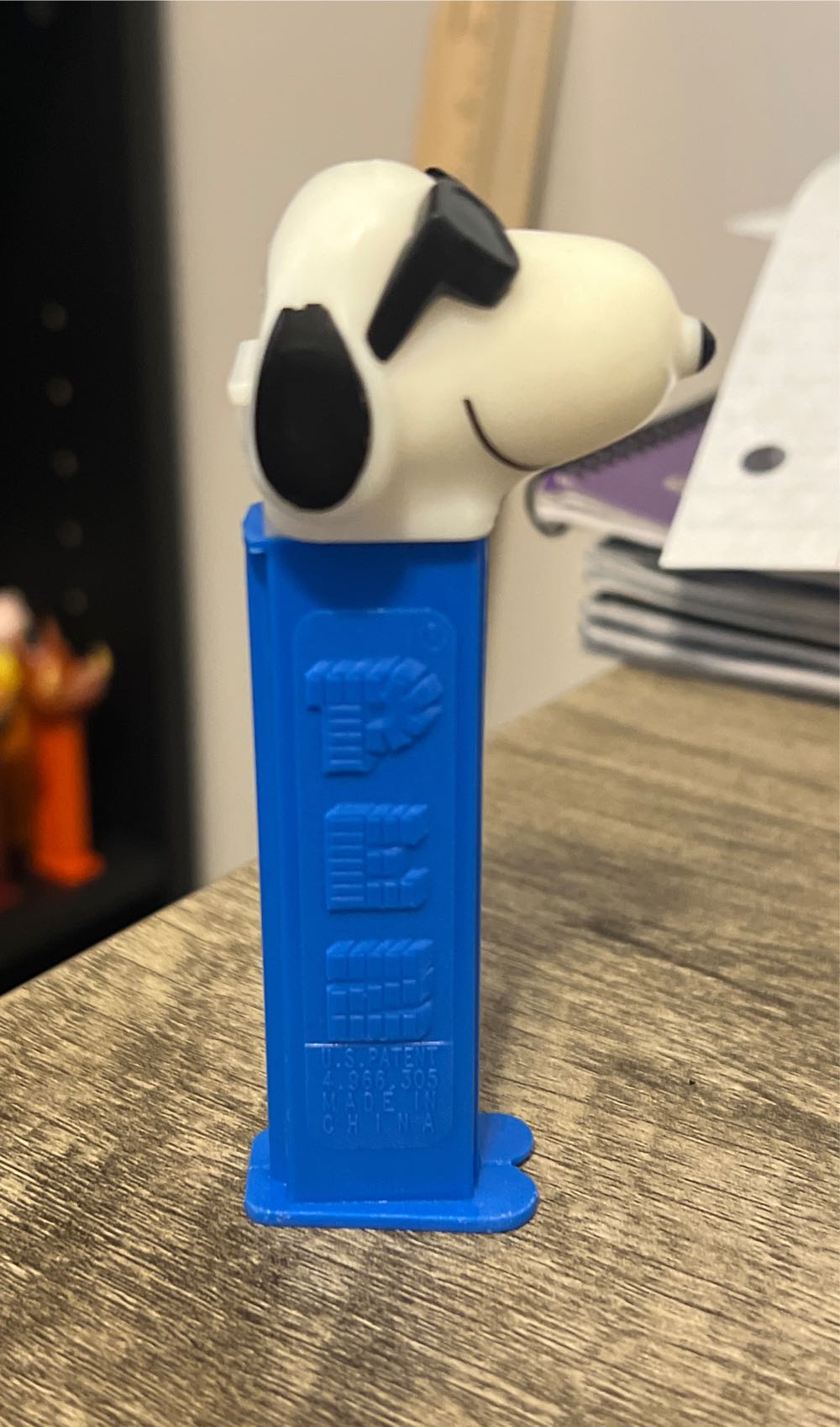 Joe Cool (Snoopy) - PEANUTS pez collectible - Main Image 3