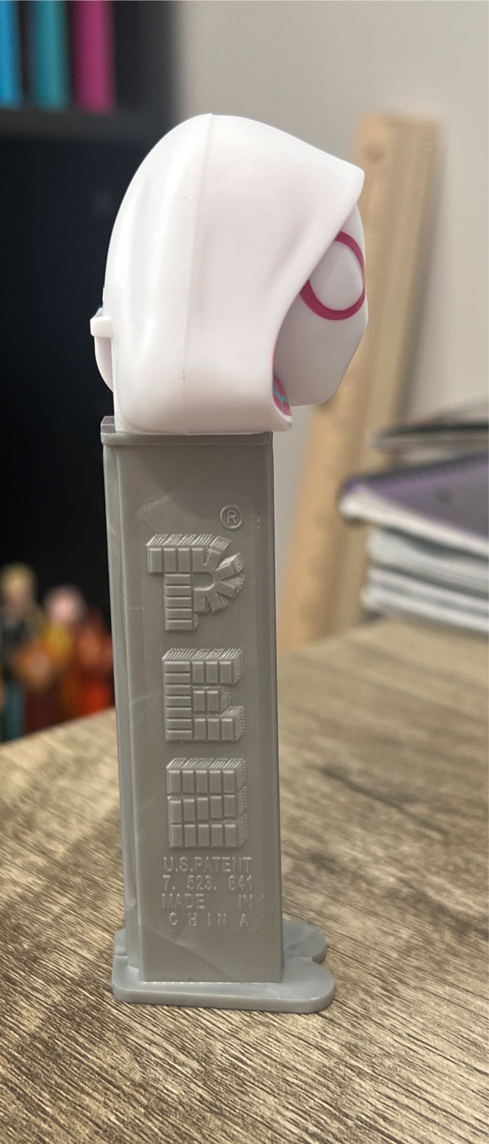 Spider Gwen - Marvel Spider Man pez collectible [Barcode 073621091160] - Main Image 2