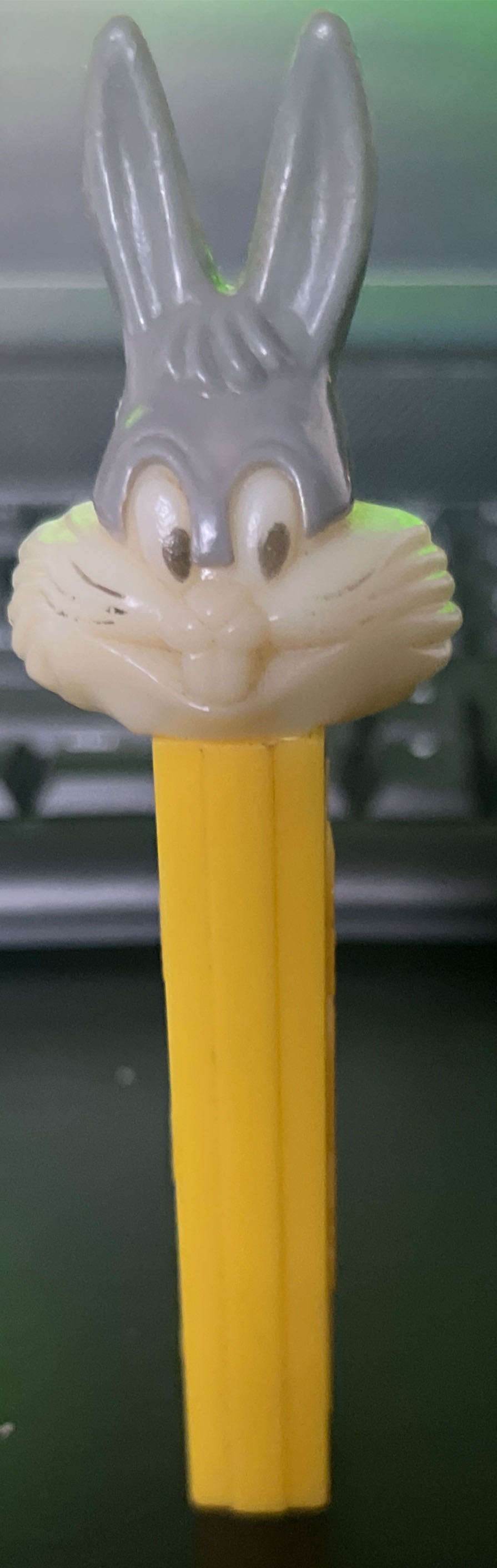 Looney Tunes - Bugs Bunny - A - Looney Tunes pez collectible - Main Image 2