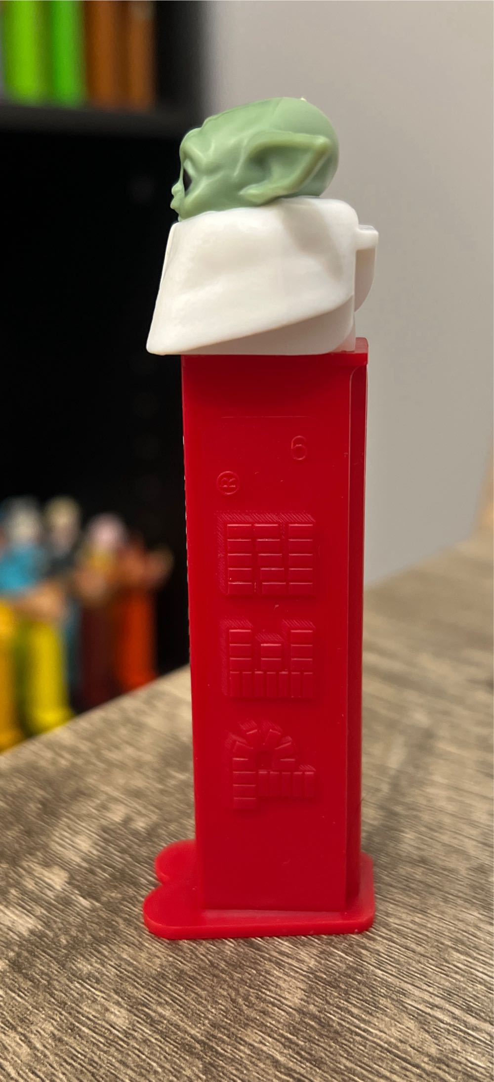 Christmas - Grogu - Joy To The Galaxy - Star Wars pez collectible - Main Image 4