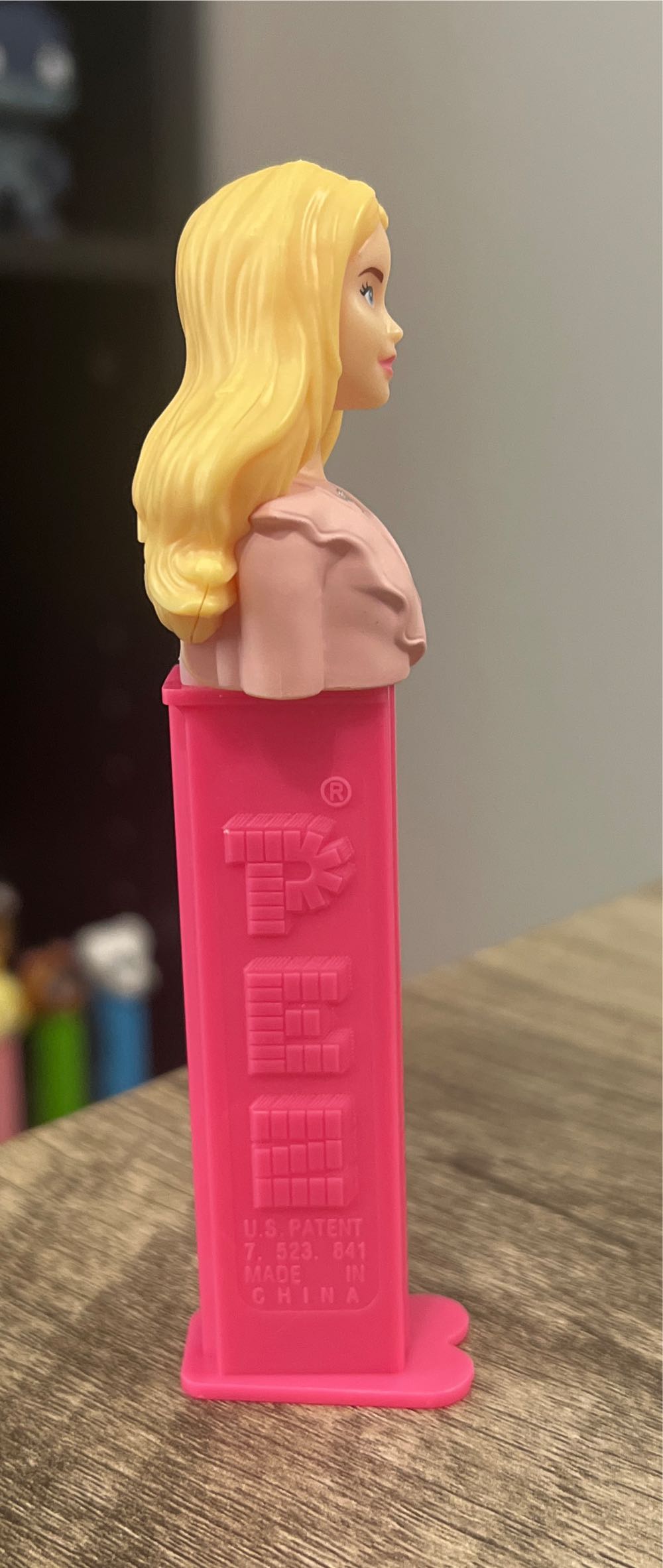 Barbie C (Blonde Hair) - Barbie pez collectible [Barcode 073621090033] - Main Image 2