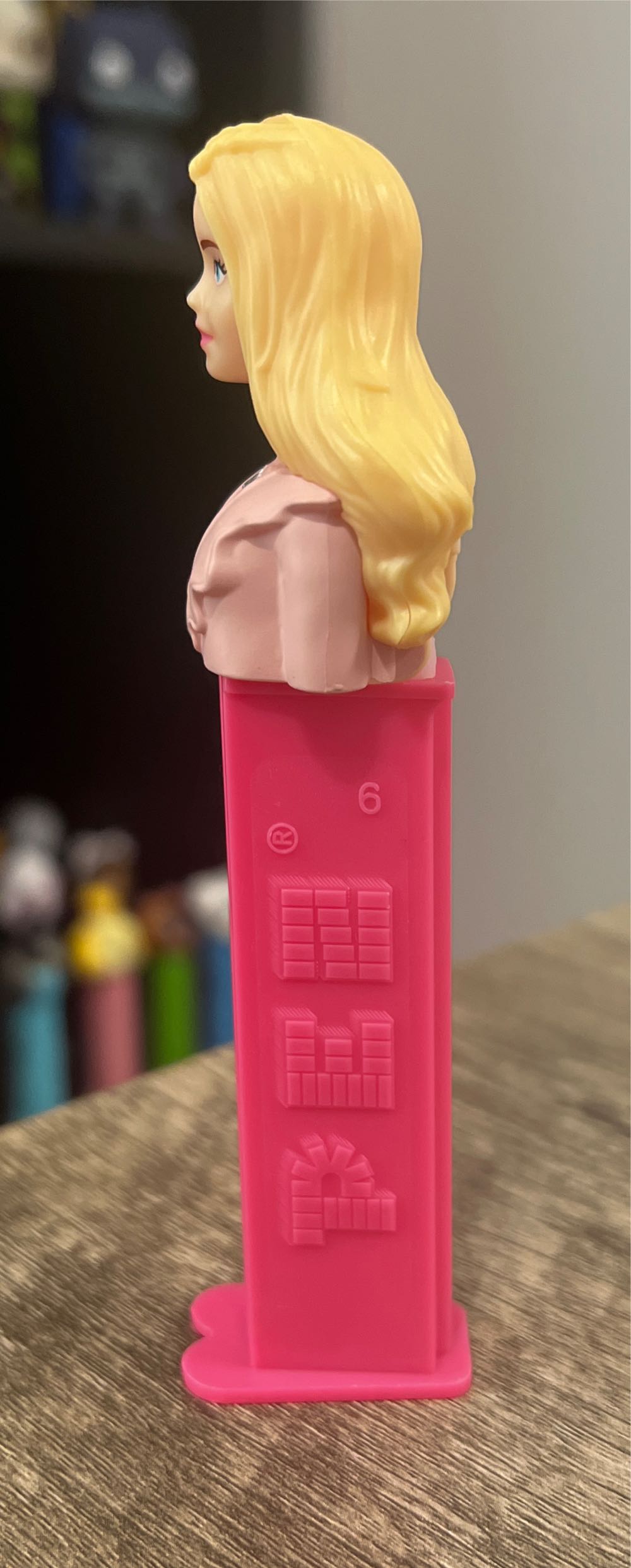 Barbie C (Blonde Hair) - Barbie pez collectible [Barcode 073621090033] - Main Image 4