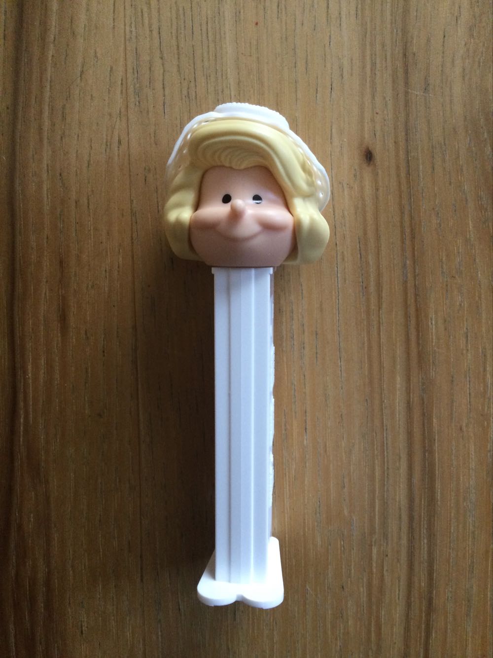 Bride (Light Skin Tone/Blond Hair) 👰 - WEDDING pez collectible [Barcode 073621096202] - Main Image 2