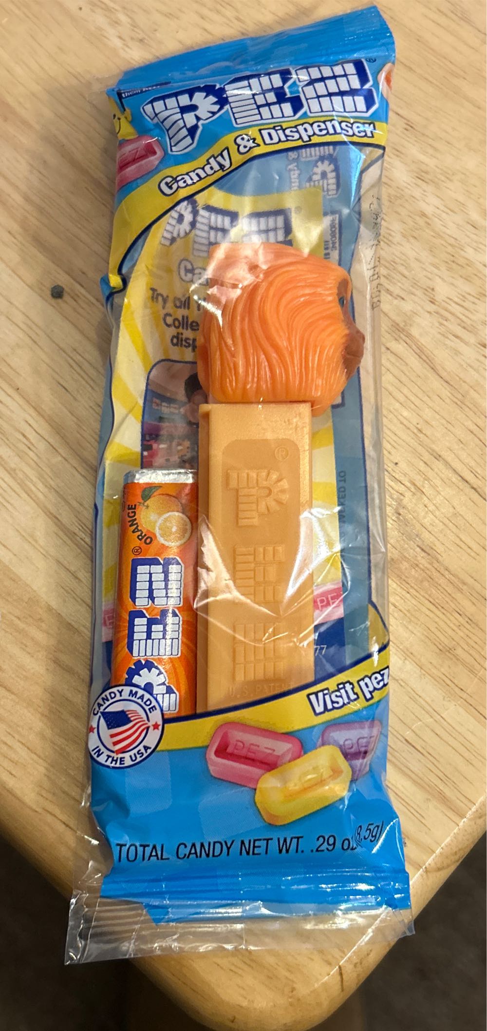 Golden Compass - Golden Monkey  pez collectible [Barcode 073621090101] - Main Image 2