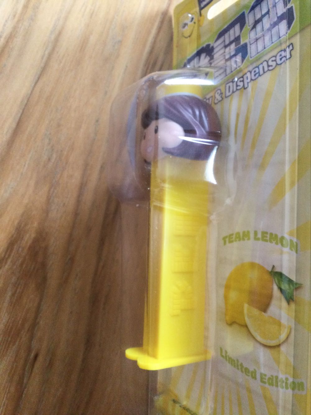 Pez - Presenter Girl Lemon, lt skin/brown hair, yellow stem - Pez Limited Edition pez collectible [Barcode 073621156463] - Main Image 3