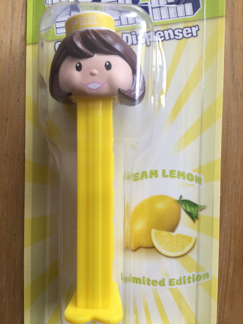 Pez - Presenter Girl Lemon, lt skin/brown hair, yellow stem - Pez Limited Edition pez collectible [Barcode 073621156463] - Main Image 4