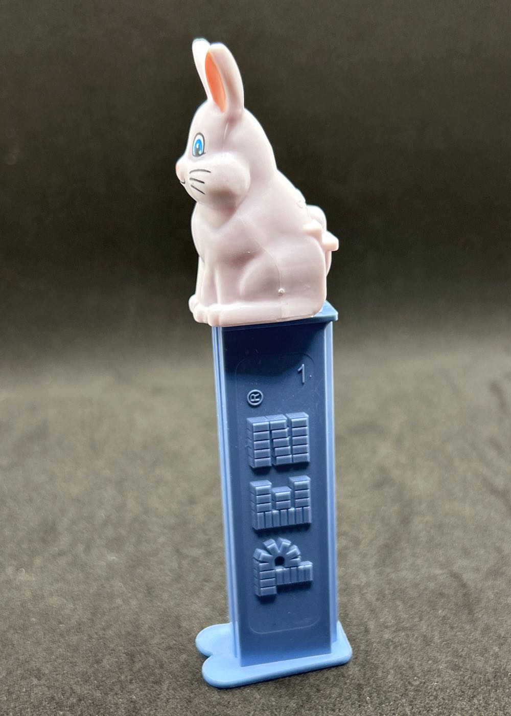 Easter - Fluffy Bunny - Seasonal pez collectible [Barcode 073621092433] - Main Image 3