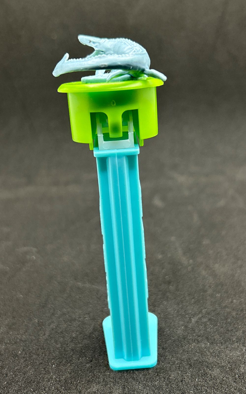 Jurassic World Gift Tin - Mosasaurus  pez collectible [Barcode 073621012257] - Main Image 2