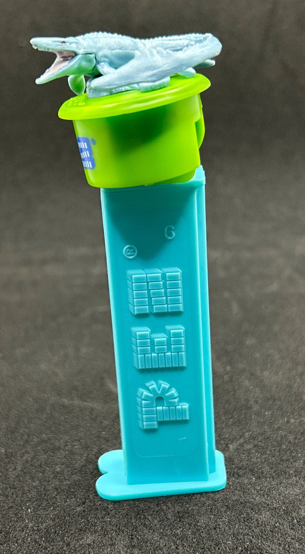 Jurassic World Gift Tin - Mosasaurus  pez collectible [Barcode 073621012257] - Main Image 3