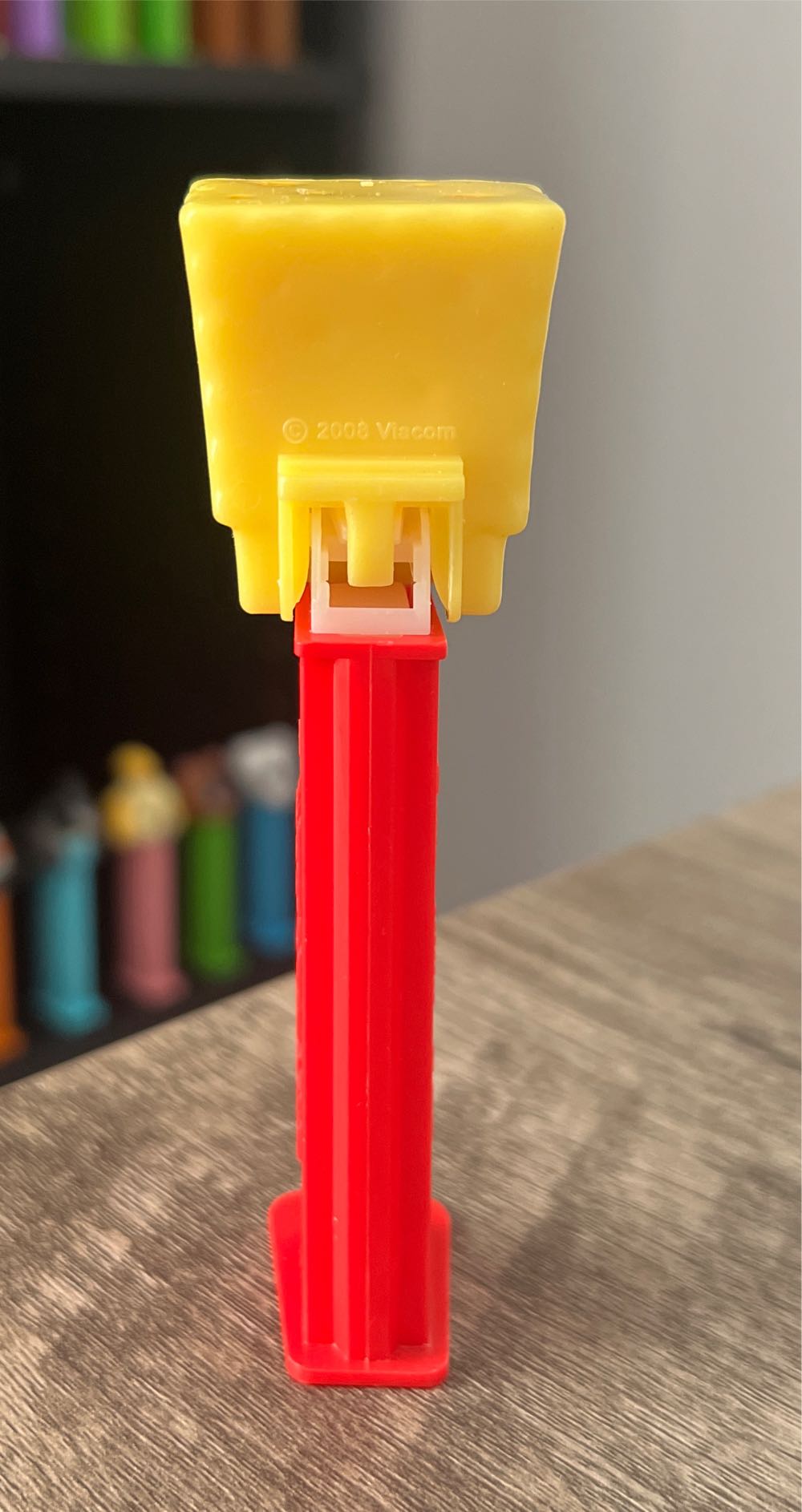 SpongeBob A (Red Stem) - Spongebob Squarepants pez collectible - Main Image 3