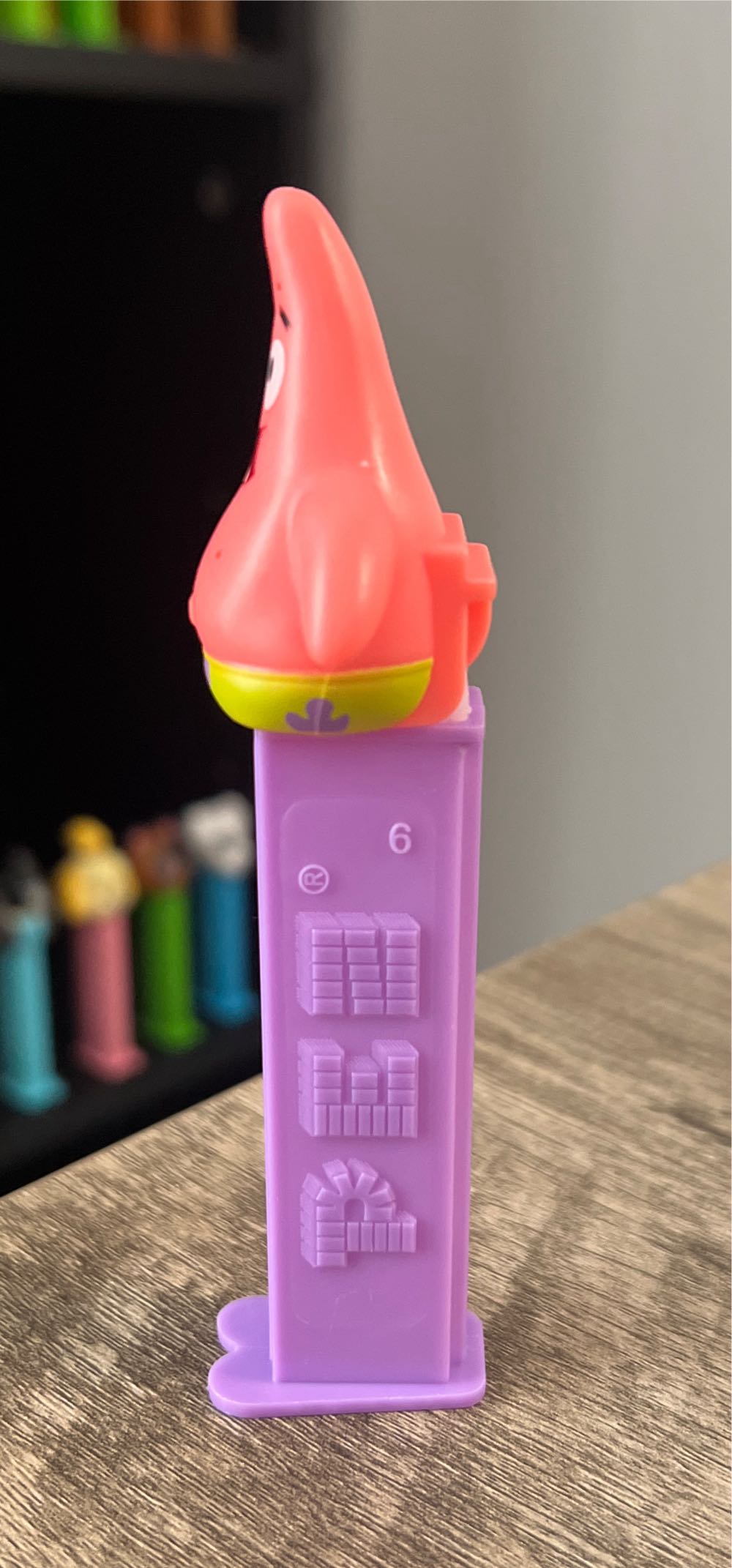 Patrick B (Eyebrows) - Spongebob Squarepants pez collectible - Main Image 4