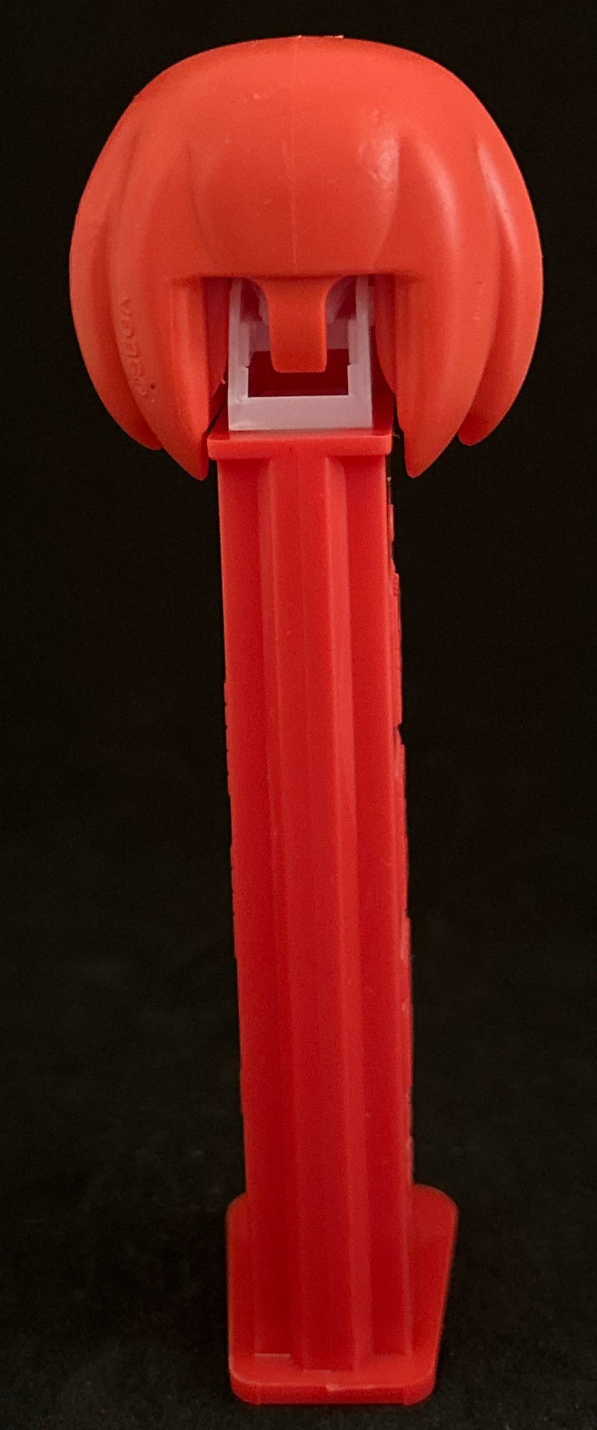 Sonic The Hedgehog - Knuckles (Shy) - Sonic The Hedgehog pez collectible [Barcode 073621097674] - Main Image 2