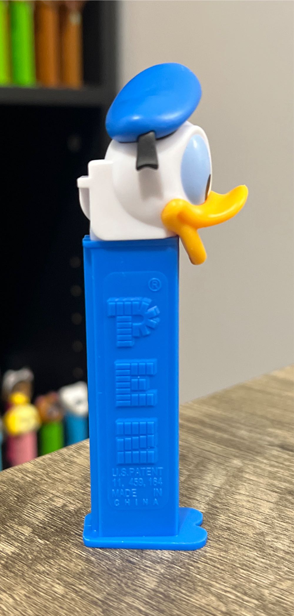 Donald Duck E (Crystal) - Disney Classic pez collectible - Main Image 2