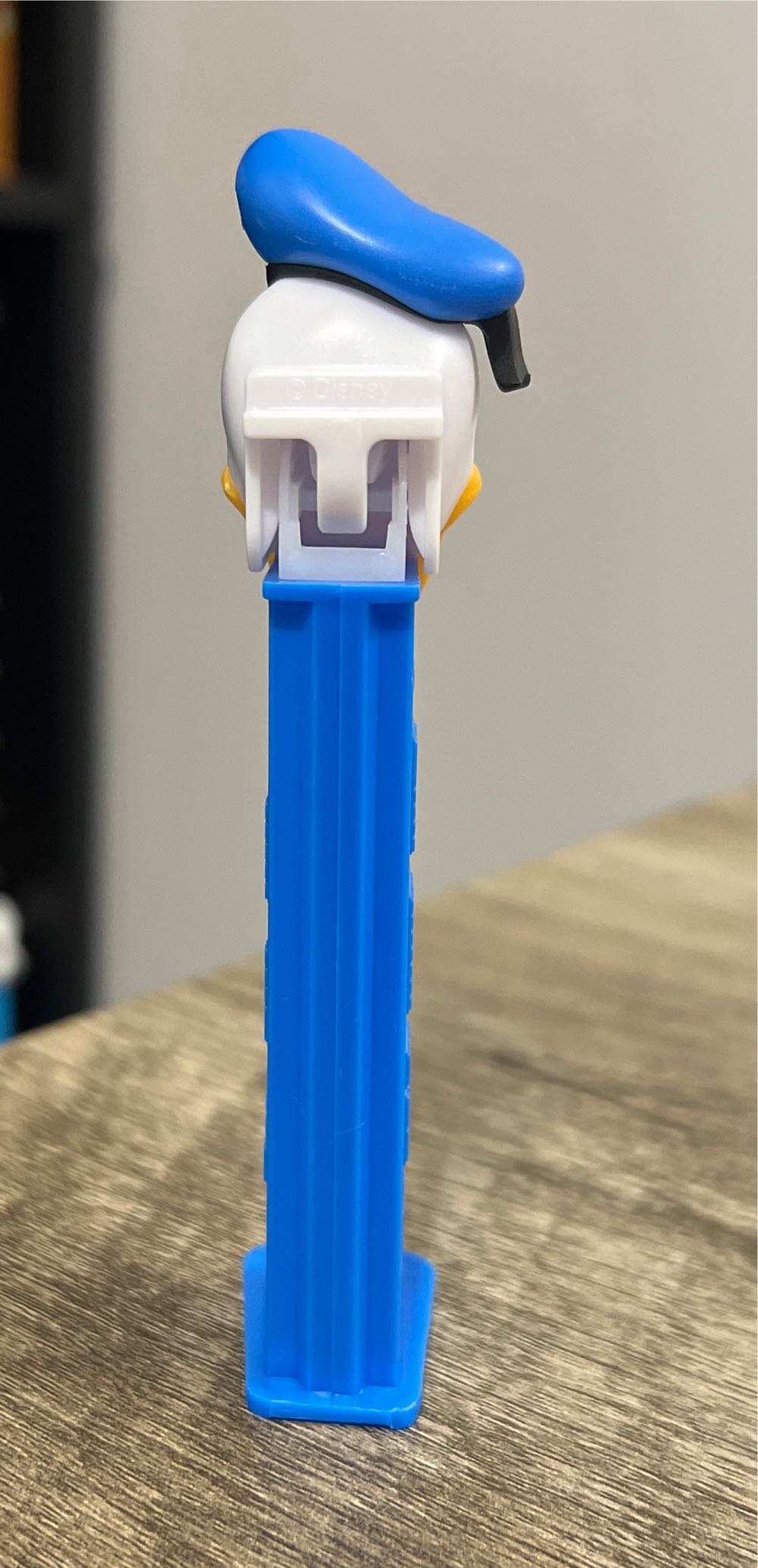 Donald Duck E (Crystal) - Disney Classic pez collectible - Main Image 3
