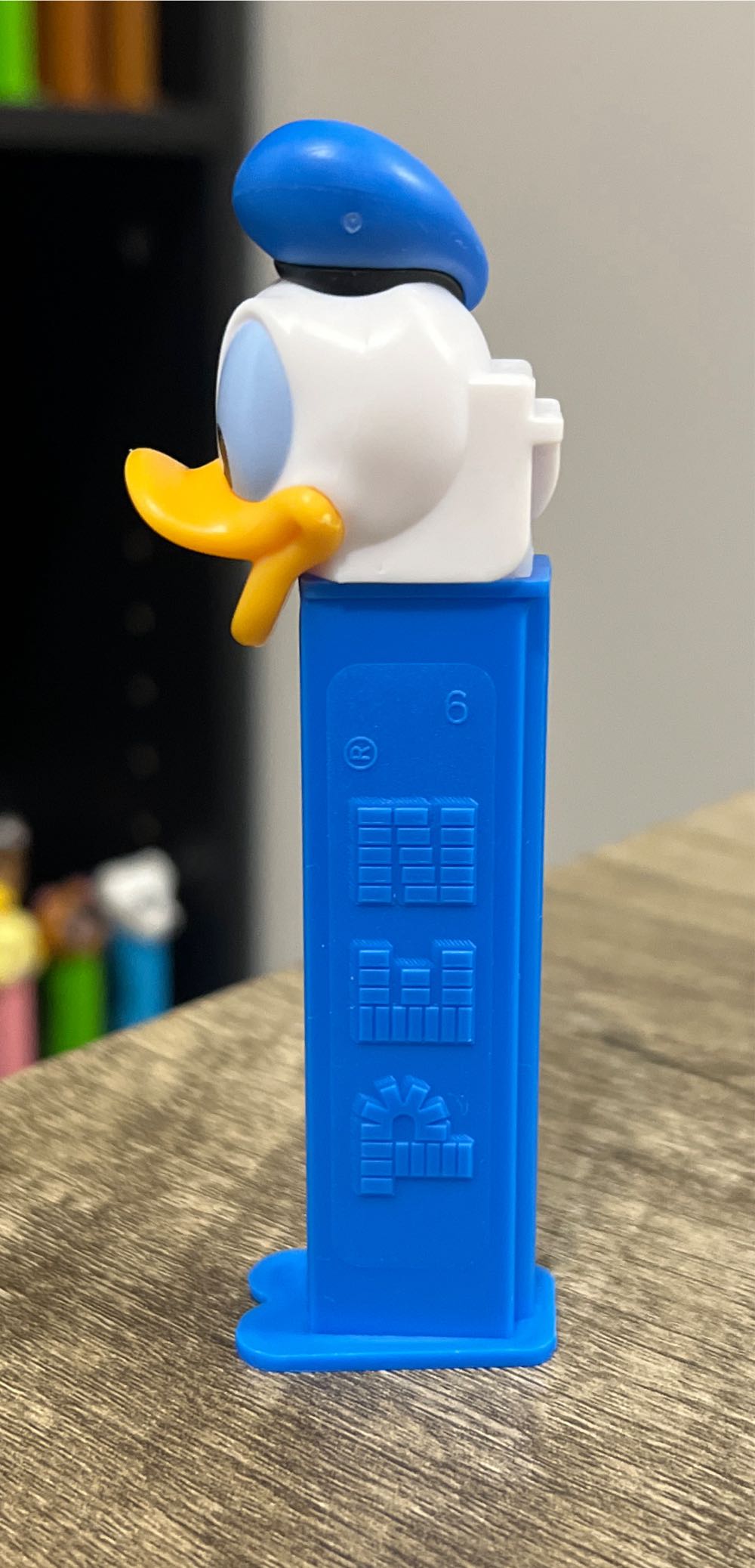 Donald Duck E (Crystal) - Disney Classic pez collectible - Main Image 4