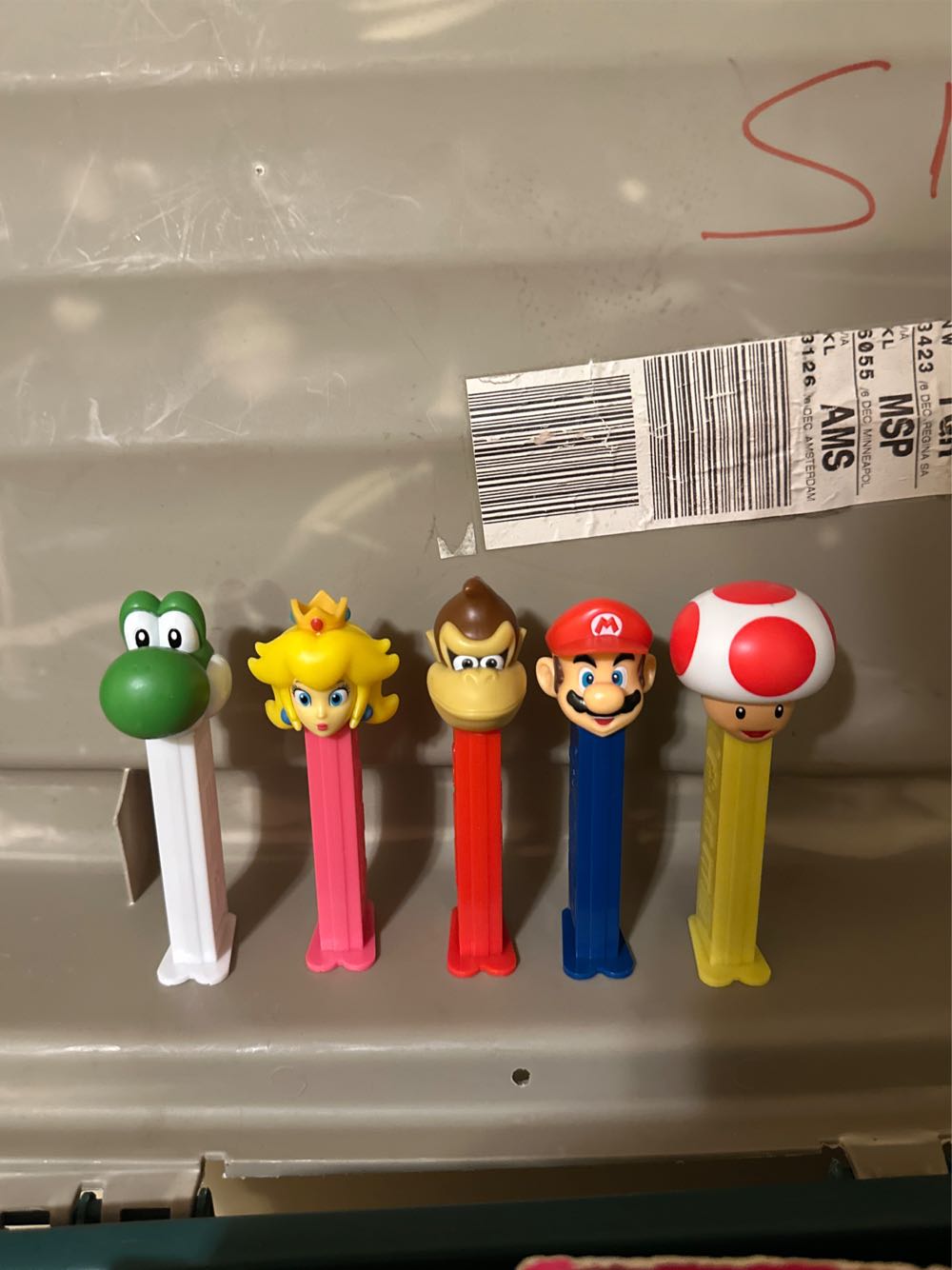 Super Mario Bros Pez Assortment - Toad, Mario, Princess Peach, Yoshi, Donkey Kong - Nintendo - Super Mario Brothers pez collectible [Barcode 067535661380] - Main Image 2