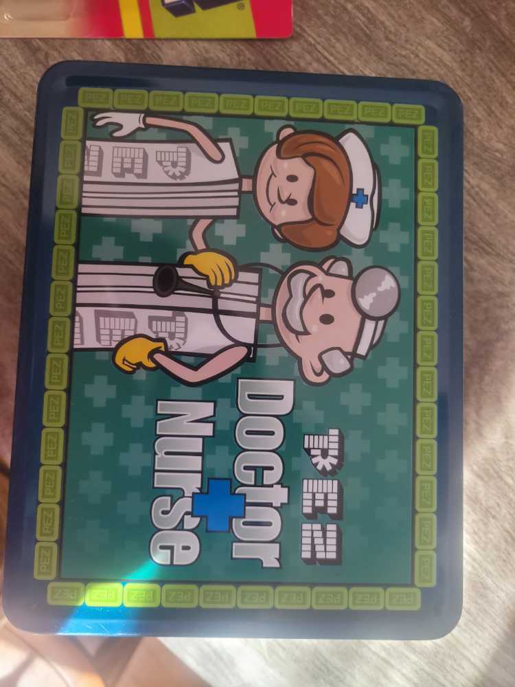 Doctor And Nurse Lunchbox  pez collectible - Main Image 3