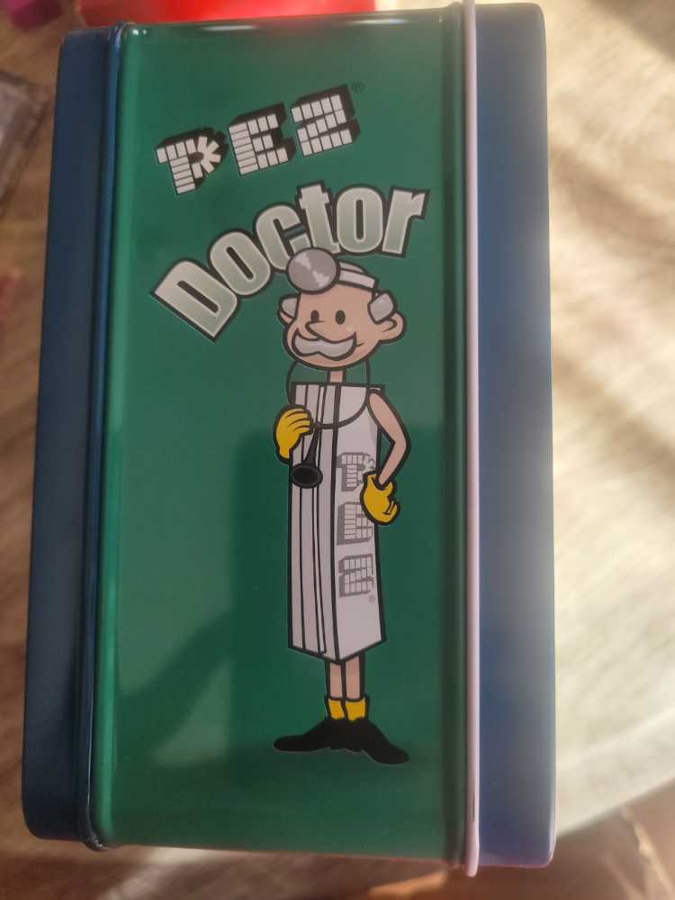 Doctor And Nurse Lunchbox  pez collectible - Main Image 4