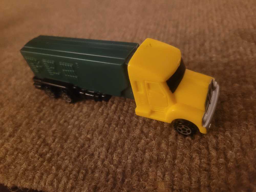 Truck - E Series - V Grill Yellow Cab Green Trailer - Trucks pez collectible - Main Image 2